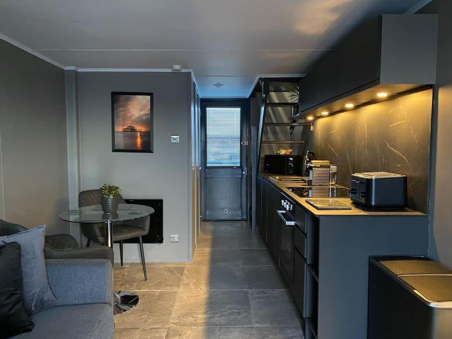 Seascape - Floating Home At Brighton Marina With Free Parking Экстерьер фото