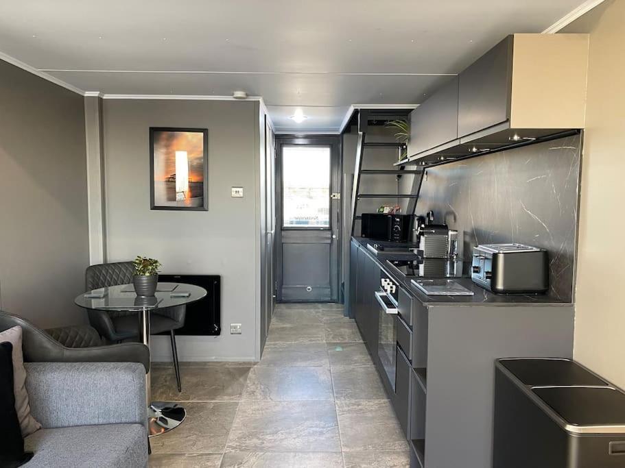 Seascape - Floating Home At Brighton Marina With Free Parking Экстерьер фото