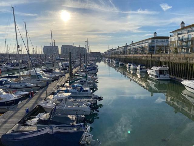 Seascape - Floating Home At Brighton Marina With Free Parking Экстерьер фото